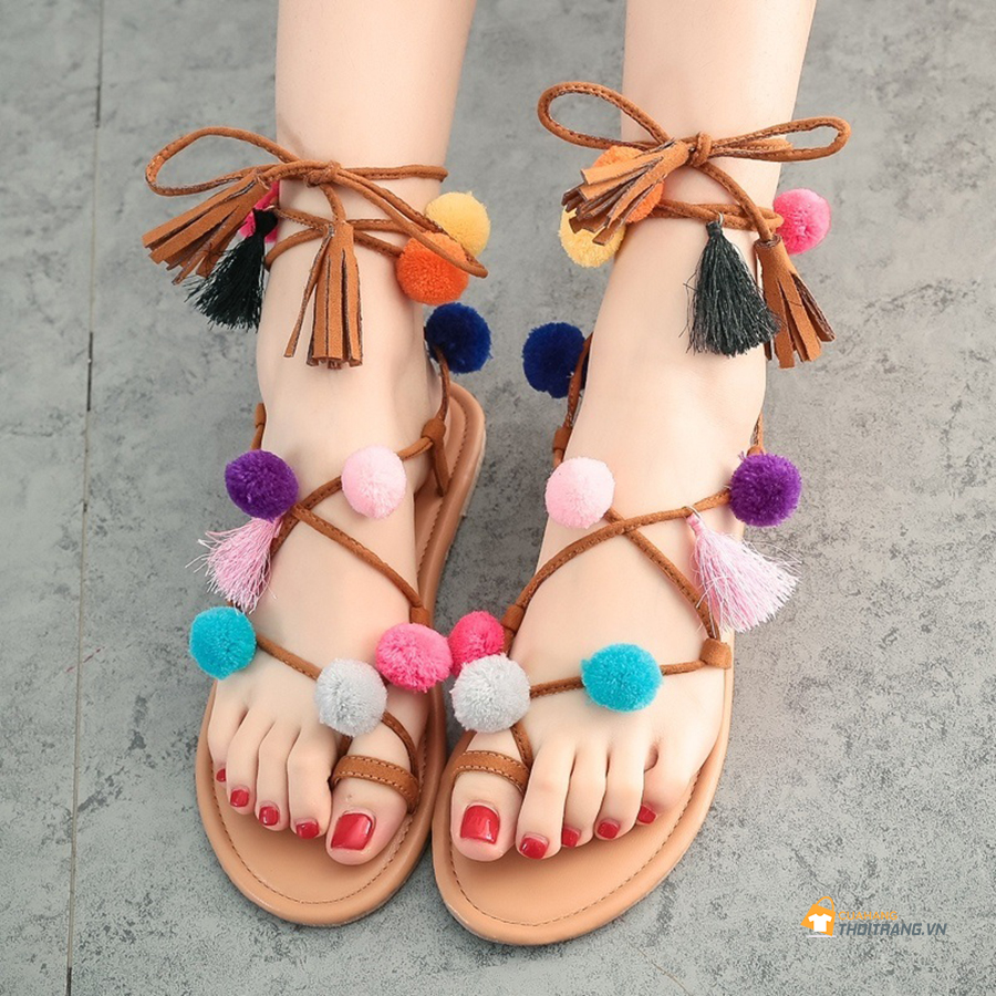 Thời trang Boho: 3 bước tự làm dép sandal pom pom